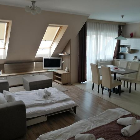 Zafirgyoengy Apartmanok Sarvar Exterior photo