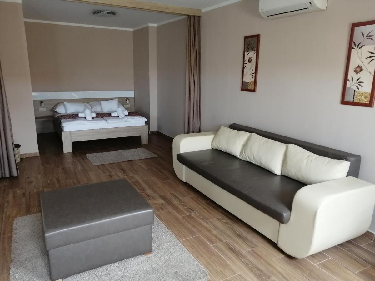 Zafirgyoengy Apartmanok Sarvar Exterior photo
