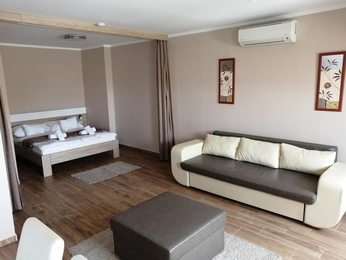 Zafirgyoengy Apartmanok Sarvar Exterior photo